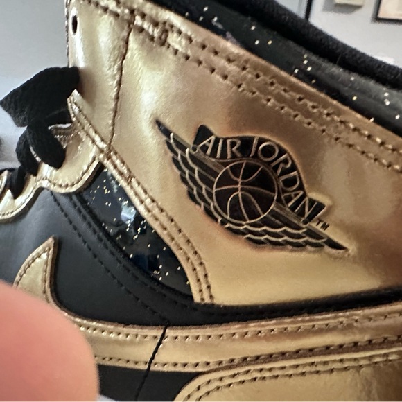 6Y Jordan 1s Mid. - Picture 3 of 4